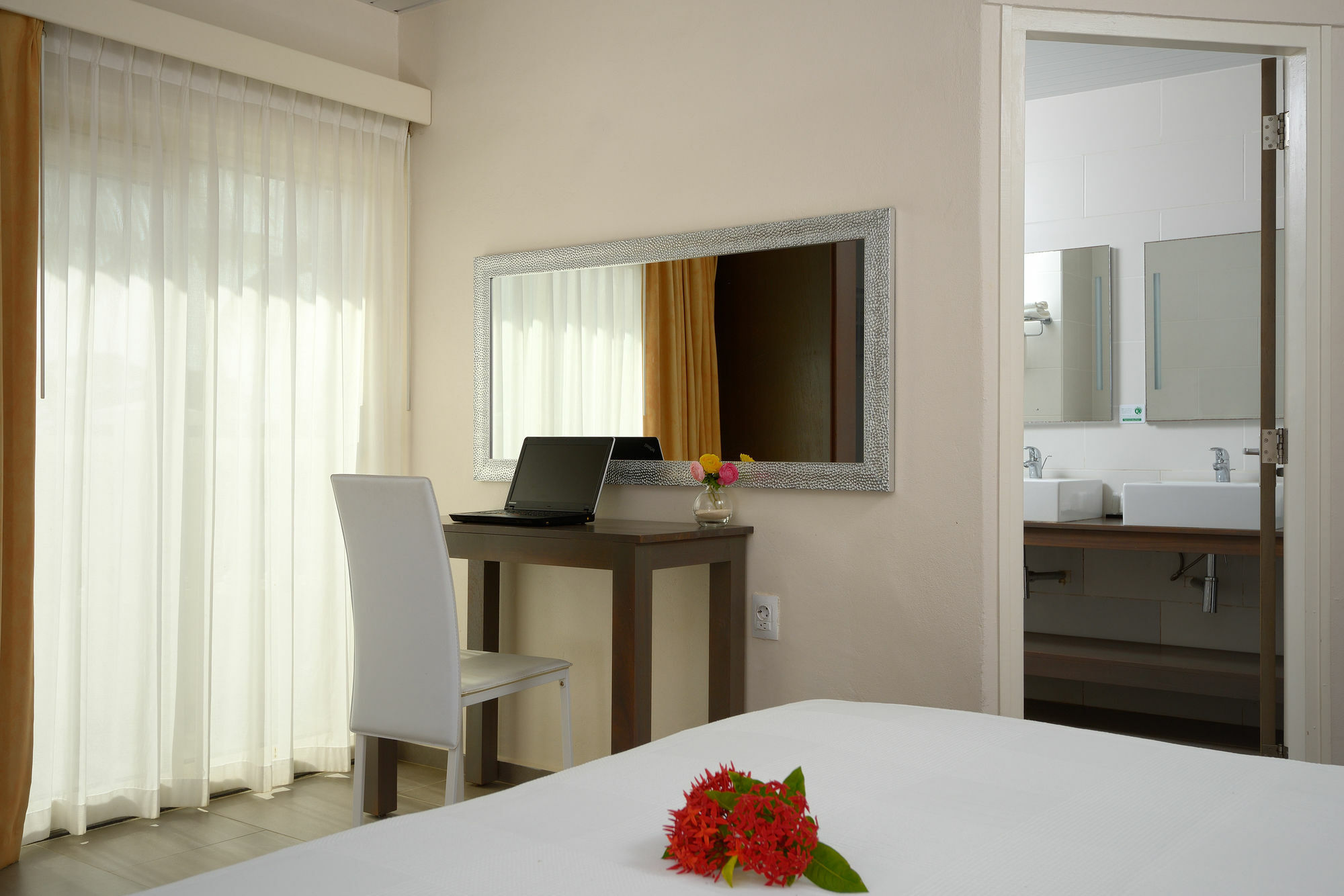 Belmar Oceanfront Apartments Bonaire エクステリア 写真
